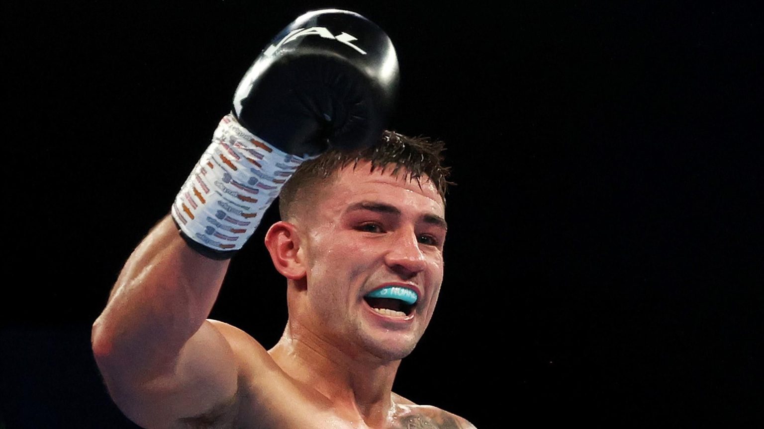 حصل Sam Noakes على لقب الوزن الخفيف الأوروبي بفوزه الشامل على إيفان ميندي