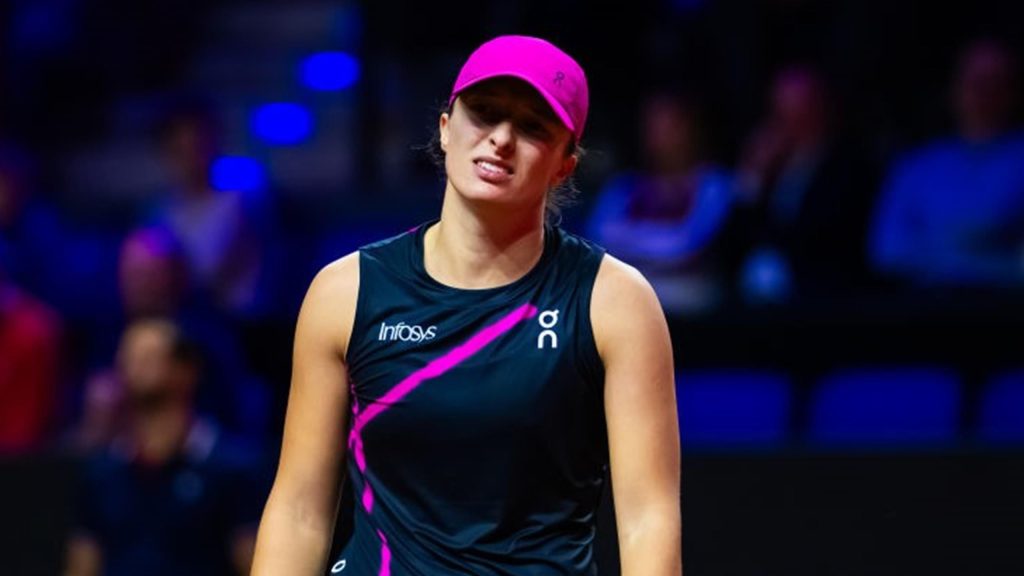تعترف Iga Swiatek بمعاناتها في الخدمة بعد خسارة Elena Rybakina في شتوتغارت – “لقد شككت في إرسالي”