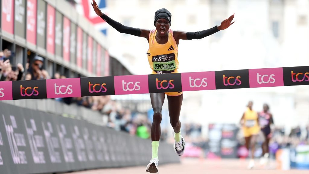 ماراثون لندن 2024: البطل الأولمبي بيريس جيبشيرشير يحطم الرقم القياسي للسيدات