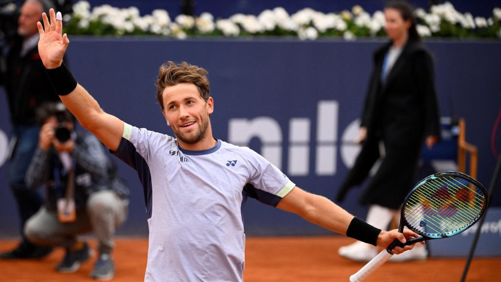 حقق كاسبر رود لقبه الأول في اتحاد لاعبي التنس المحترفين هذا الموسم بعد فوزه الثأري على ستيفانوس تسيتسيباس في بطولة برشلونة المفتوحة
