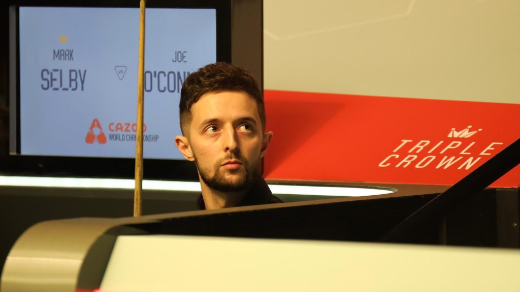 بطولة العالم للسنوكر: يفقد جو أوكونور اتجاهاته عندما يسير بطريقة خاطئة في بداية ظهور Crucible لأول مرة