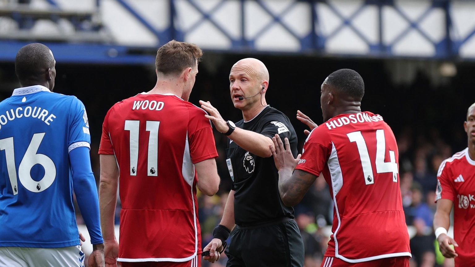 طلب فورست إصدار صوت VAR بعد هزيمة إيفرتون المثيرة للجدل