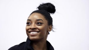 سيمون بايلز: لاعبة الجمباز الأمريكية تفوز بجائزة لوريوس لأفضل عودة لهذا العام بعد عام 2023 الذي لا يُنسى