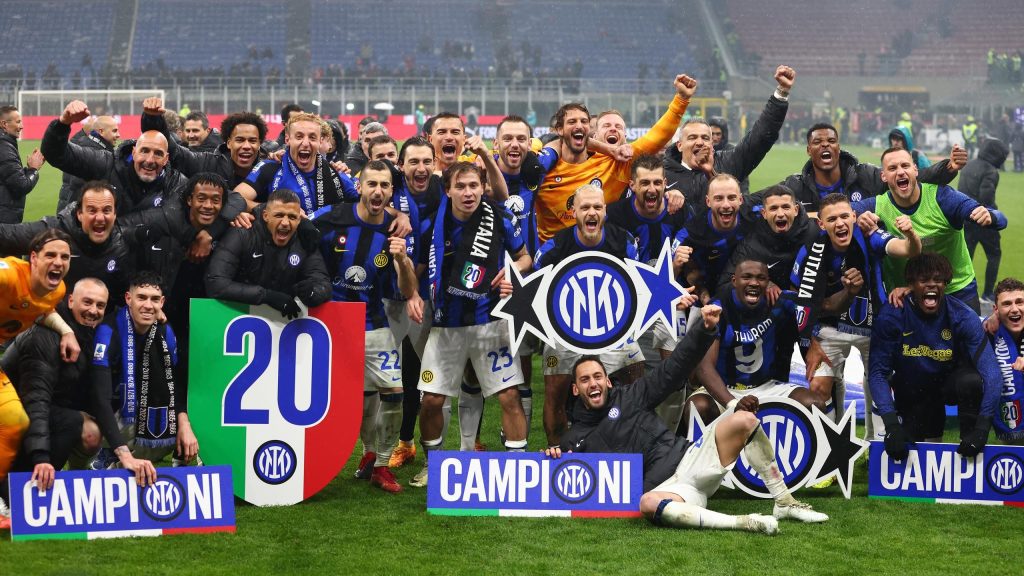 ميلان 1-2 إنتر – توج فريق سيموني إنزاغي بطلاً للدوري الإيطالي بفوزه بالديربي على منافسيه في المدينة