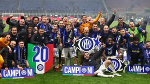 ميلان 1-2 إنتر – توج فريق سيموني إنزاغي بطلاً للدوري الإيطالي بفوزه بالديربي على منافسيه في المدينة