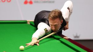 يقترب جود ترامب من الدور ربع النهائي في بطولة العالم للسنوكر بفارق ستة إطارات على توم فورد