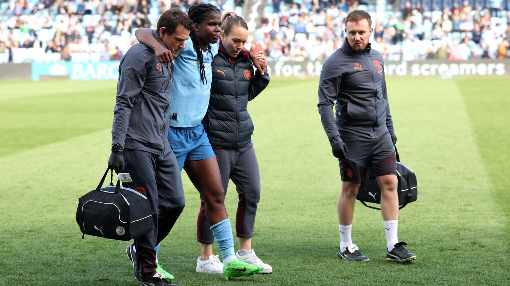 تم استبعاد مهاجم مانشستر سيتي خديجة شو لبقية موسم الدوري الممتاز للسيدات بسبب إصابة في القدم