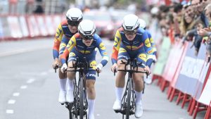 La Vuelta Femenina 2024: Lidl-Trek ينجو من حادث تحطم متأخر ليحقق النصر في المرحلة الأولى من تجربة وقت الفريق