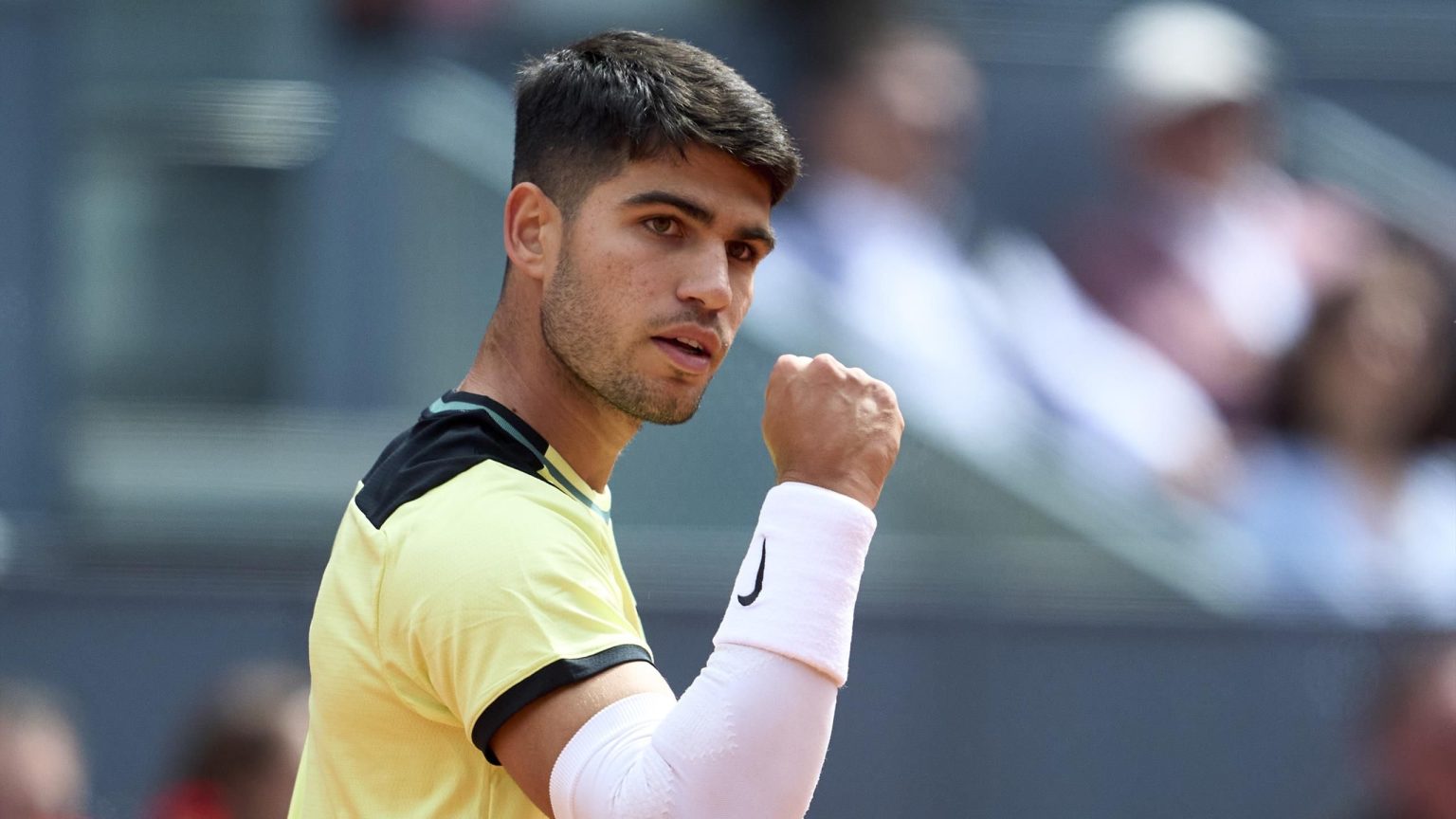 كارلوس الكاراز ينجو من الخوف ليهزم جان لينارد شتروف في بطولة مدريد المفتوحة، ويانيك سينر يتفوق على كارين خاشانوف