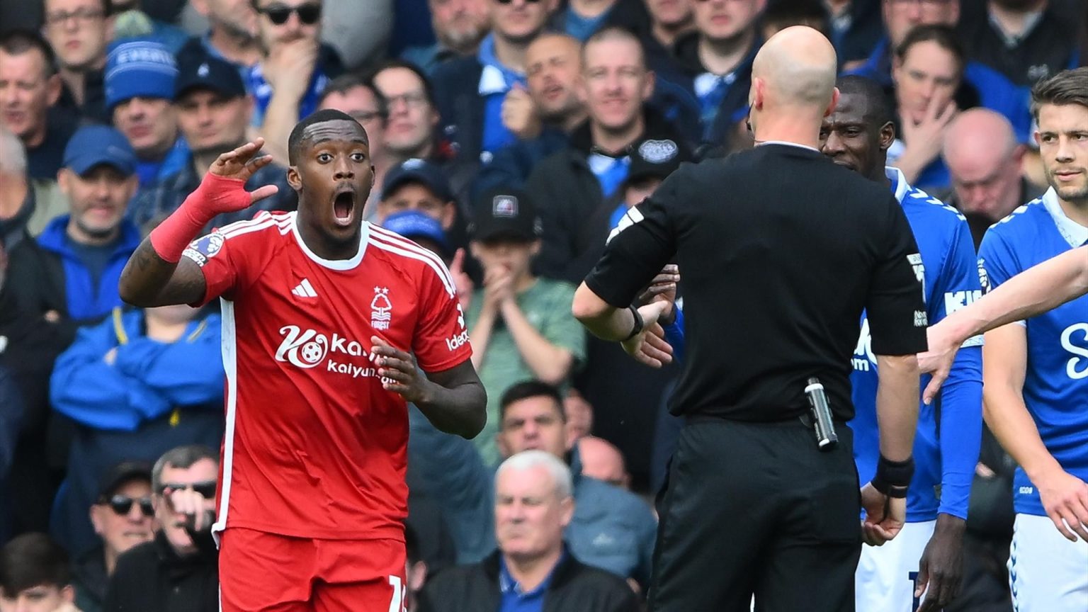 يعترف ويب أن VAR كان يجب أن يتدخل لمنح ركلة جزاء فورست ضد إيفرتون