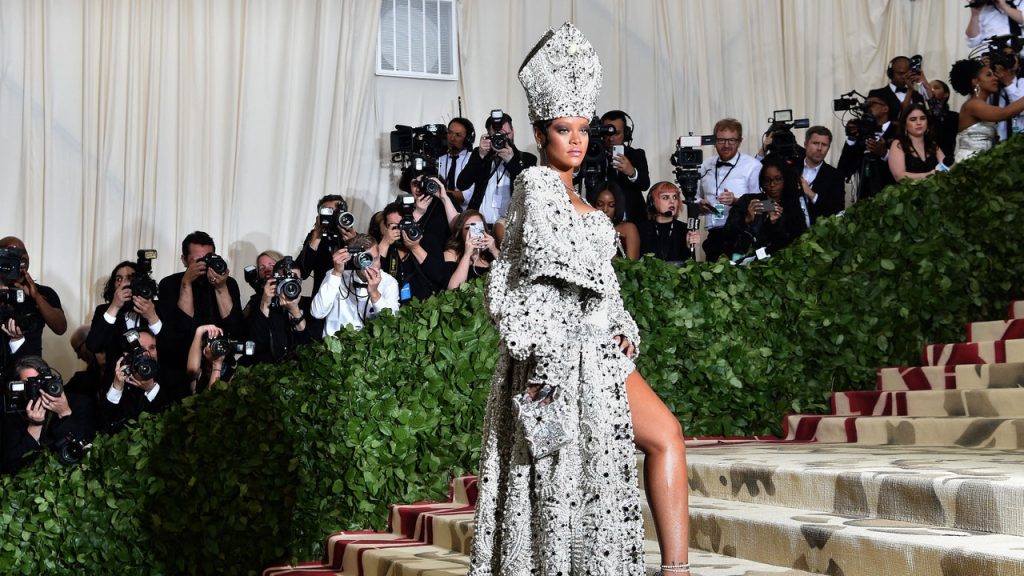 إليك ما نأمل أن ترتديه ريهانا في حفل Met Gala لعام 2024