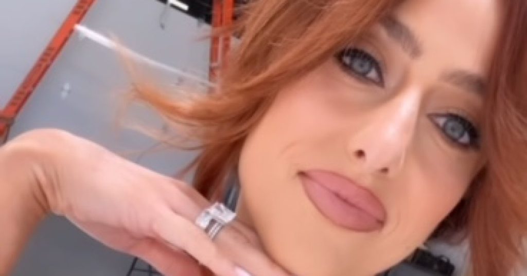 تقوم بريتاني ماهومز بتوجيه شعرها الأحمر الداخلي أثناء جلسة تصوير جديدة لـ “Spicy” ، وتظهر لأول مرة بمظهر جديد
