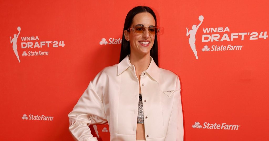 كايتلين كلارك تصنع تاريخ الموضة كأول رياضية ترتدي ملابس برادا في مشروع WNBA