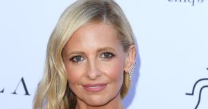 سارة ميشيل جيلار ستتلقى “مكالمة” من دوللي بارتون حول إعادة تشغيل “Buffy the Vampire Slayer” (حصريًا)