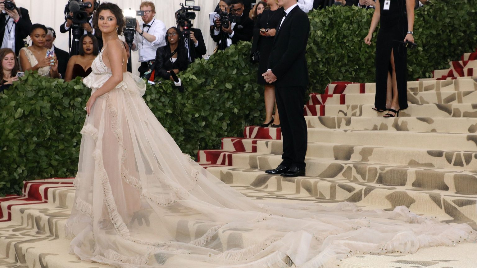 تبدو سيلينا غوميز في حفل Met Gala: أفضل لحظاتها على السجادة الحمراء