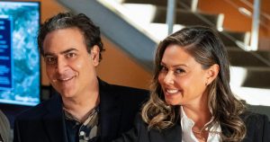 جيسون أنطون يكشف كيف التقى بالنجمة فانيسا لاتشي في فيلم NCIS: هاواي، ويوضح تفاصيل سياسة “عدم الأحمق” (حصريًا)
