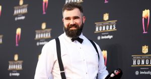 Jason Kelce Lands TV Hosting Gig بعد أقل من شهرين من اعتزاله اتحاد كرة القدم الأميركي: تقرير
