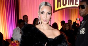 كيم كارداشيان تصبغ شعرها وتعود إلى اللون الأشقر البلاتيني قبل حفل Met Gala