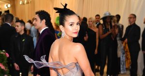 إطلالات نينا دوبريف في حفل Met Gala على مر السنين: فساتين مطبوعة ثلاثية الأبعاد والمزيد