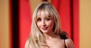 تعتبر هذه Uggs المعتمدة من Sabrina Carpenter مثالية لطقس الربيع