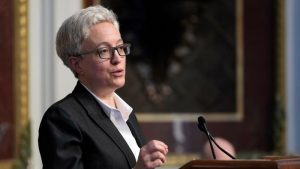 حاكم ولاية أوريغون يوقع مشروع قانون إعادة تجريم المخدرات، وعكس إجراءات اقتراع الناخبين