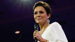 تضغط كاري ليك على المشرعين في ولاية أريزونا لإلغاء حظر الإجهاض الذي دعمته ذات يوم