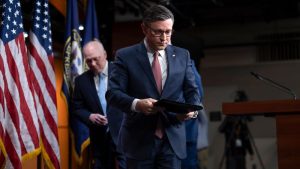 ولا يزال رئيس مجلس النواب مايك جونسون مترددا بشأن أفضل مسار للمضي قدما في مساعدة أوكرانيا