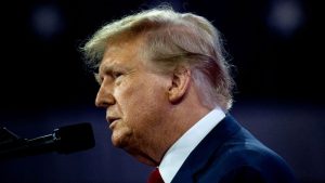 وبينما يتلوى ترامب بشأن الإجهاض، فهل سينحني معه زملاؤه المحتملون؟