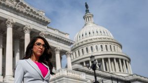 تواصل بويبرت إثارة الجدل وسط معركة شديدة للحفاظ على وظيفتها