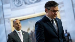 أعلن الديمقراطيون في مجلس النواب أنهم سينقذون رئيس مجلس النواب مايك جونسون إذا أطلقت مارجوري تايلور جرين جهودها للإطاحة به