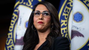 خضعت النائبة لورين بويبرت لعملية جراحية طارئة لإزالة جلطة دموية في ساقها