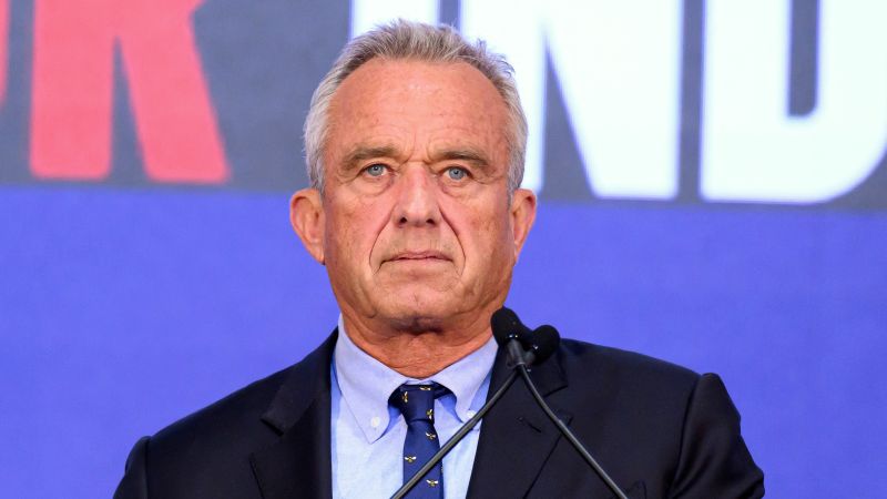 يدعوه حلفاء آر إف كيه جونيور في السابق في مجال الدفاع عن البيئة إلى ترك الدراسة