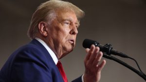 سوف يوفق ترامب بين الظهور في قاعة المحكمة وفي الحملة الانتخابية مع بدء محاكمة الأموال السرية