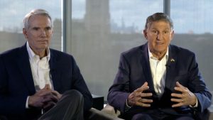 جو مانشين وروب بورتمان يحجمان عن دعم المرشحين الرئاسيين من حزبيهما بينما يدعوان إلى الشراكة بين الحزبين في الكونجرس