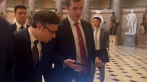 يحاول المتحدث جونسون التهرب من سؤال المراسل حول اقتراح MTG للإطاحة به