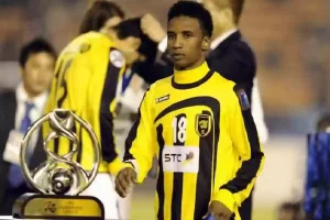 لأنهم يبغون يفرحون.. لاعب النصر “محمد نور” يكشف سبب تخلي ابنه وابن شقيقه عن تشجيع الاتحاد