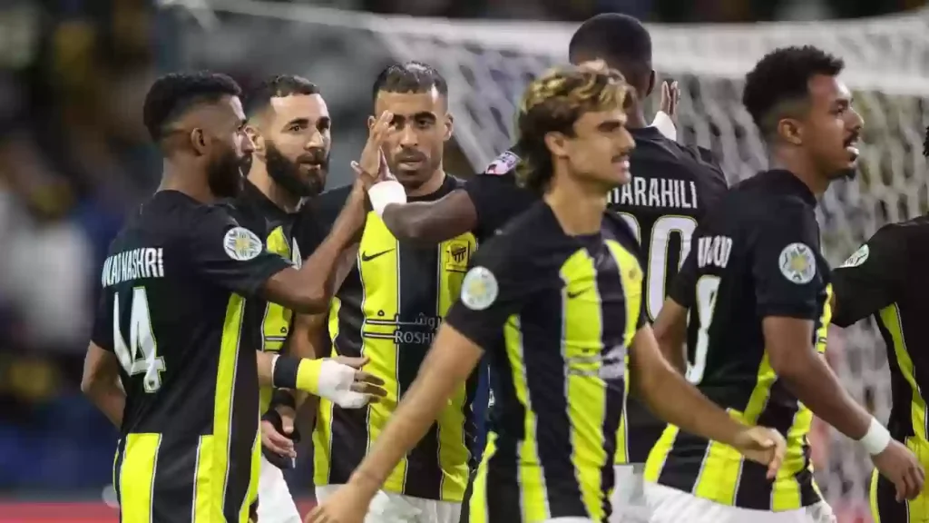 استعدادات اتحاد جدة لمواجهة الاتفاق بالدوري السعودي.. وبنزيما يقود الفريق مع غياب “حجازي”