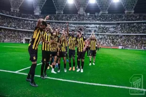 ملاسنة حادة بين «الزلال» و«عبد الله فلاته» والأخير: “ماهي مصلحتك في الهجوم على الاتحاد؟”