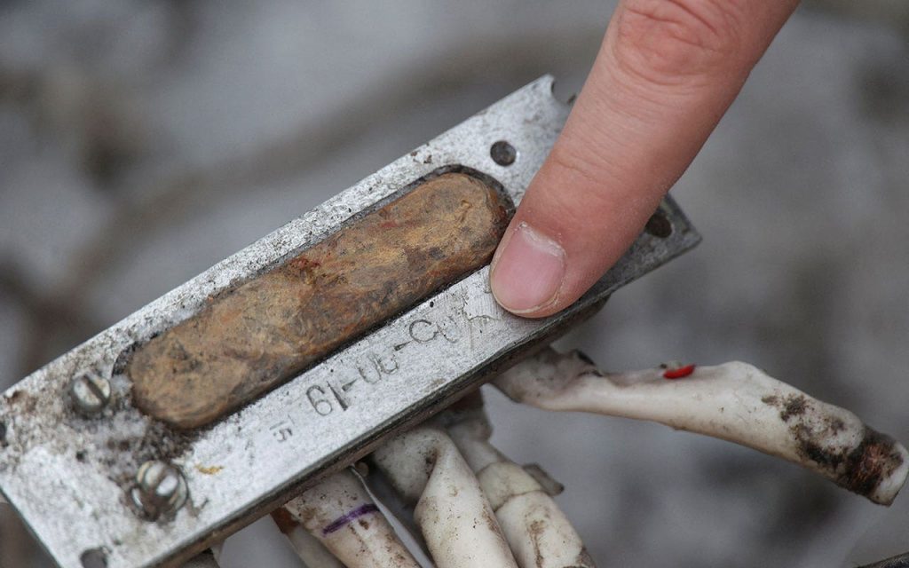 أوكرانيا تفحص حطام صاروخ كوريا الشمالية الناجم عن الضربات الروسية