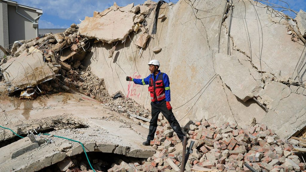 تأكد مقتل 7 أشخاص، وما زال العشرات في عداد المفقودين بعد انهيار مبنى في جنوب أفريقيا