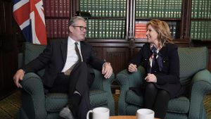 يواجه رئيس وزراء المملكة المتحدة سوناك تحديًا قبل الانتخابات مع انشقاق محافظ آخر عن حزب العمال