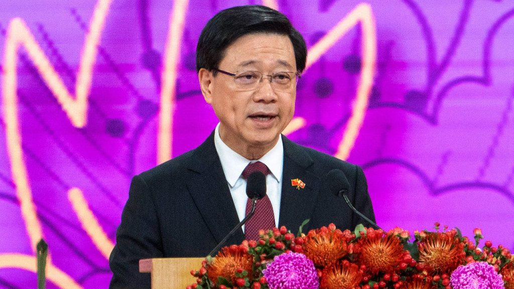 هونج كونج تدعو إلى احترام المكاتب التجارية بعد اتهام موظف بريطاني