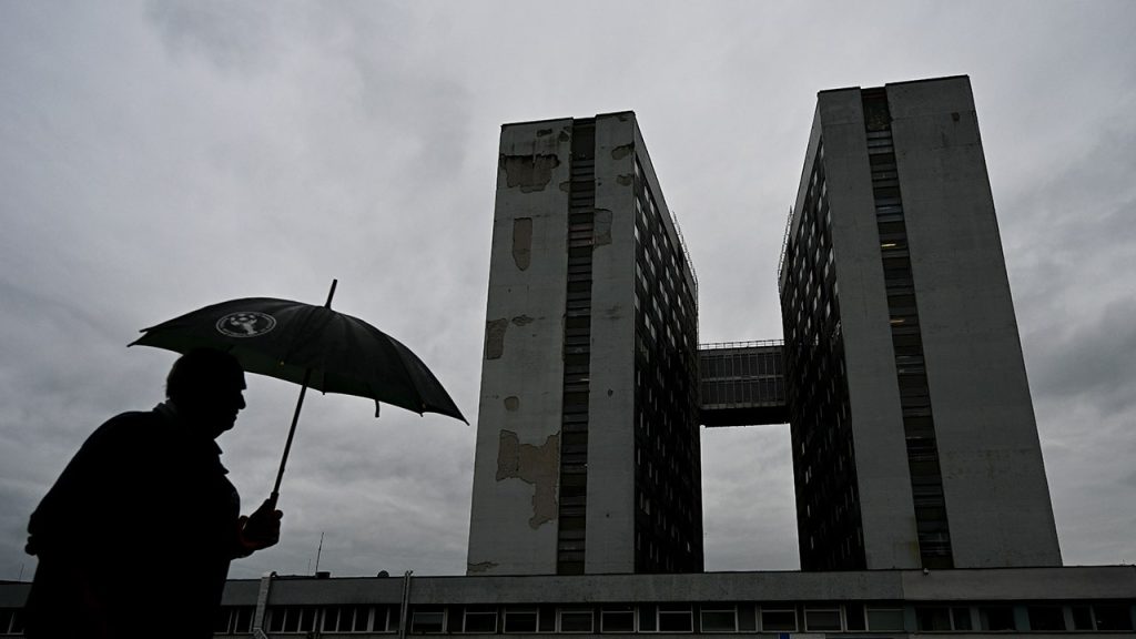 وخضع رئيس وزراء سلوفاكيا لعملية جراحية أخرى. ولا يزال في حالة خطيرة