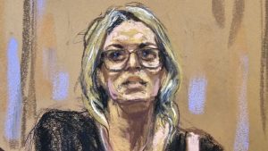 تصف مذيعة CNN الحالة المزاجية “غير المريحة” داخل المحكمة أثناء شهادة دانيلز