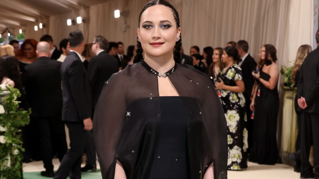 يتميز فستان ليلي جلادستون في حفل Met Gala لعام 2024 بقصة درامية مؤثرة