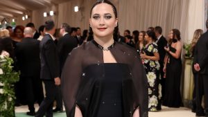 يتميز فستان ليلي جلادستون في حفل Met Gala لعام 2024 بقصة درامية مؤثرة