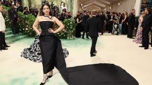 استغرق صنع فستان Rosalía لعام 2024 Met Gala 1800 ساعة