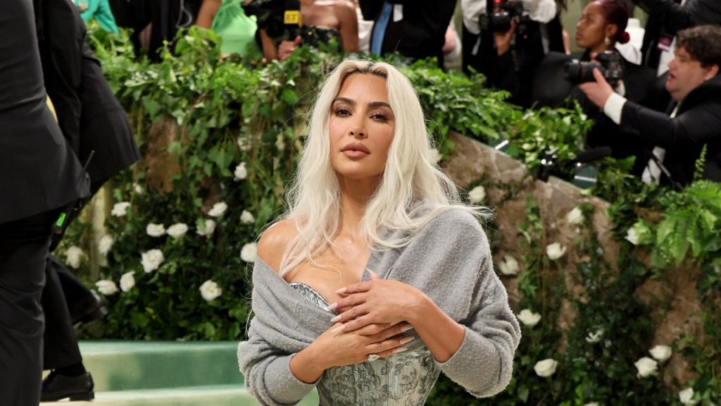 تحولت كيم كارداشيان إلى Maison Margiela لحضور حفل Met Gala لعام 2024