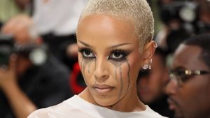 حصلت أزياء Doja Cat's 3 Met Gala 2024 على المزيد والمزيد من الكشف مع مرور الليل