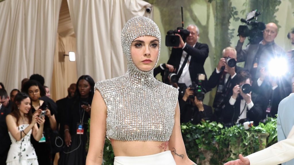 كارا ديليفين تتألق بدرع للجسم مرصع بالجواهر وبريق ناعم في حفل Met Gala لعام 2024